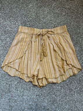 American Eagle Flowy Tulip Style Short with Tassel - Small